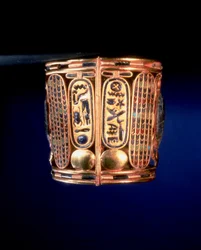 Armband met het cartouche van Psusennes I gevonden op de armen van Koning Amenemope in Tanis, Derde Tussenperiode